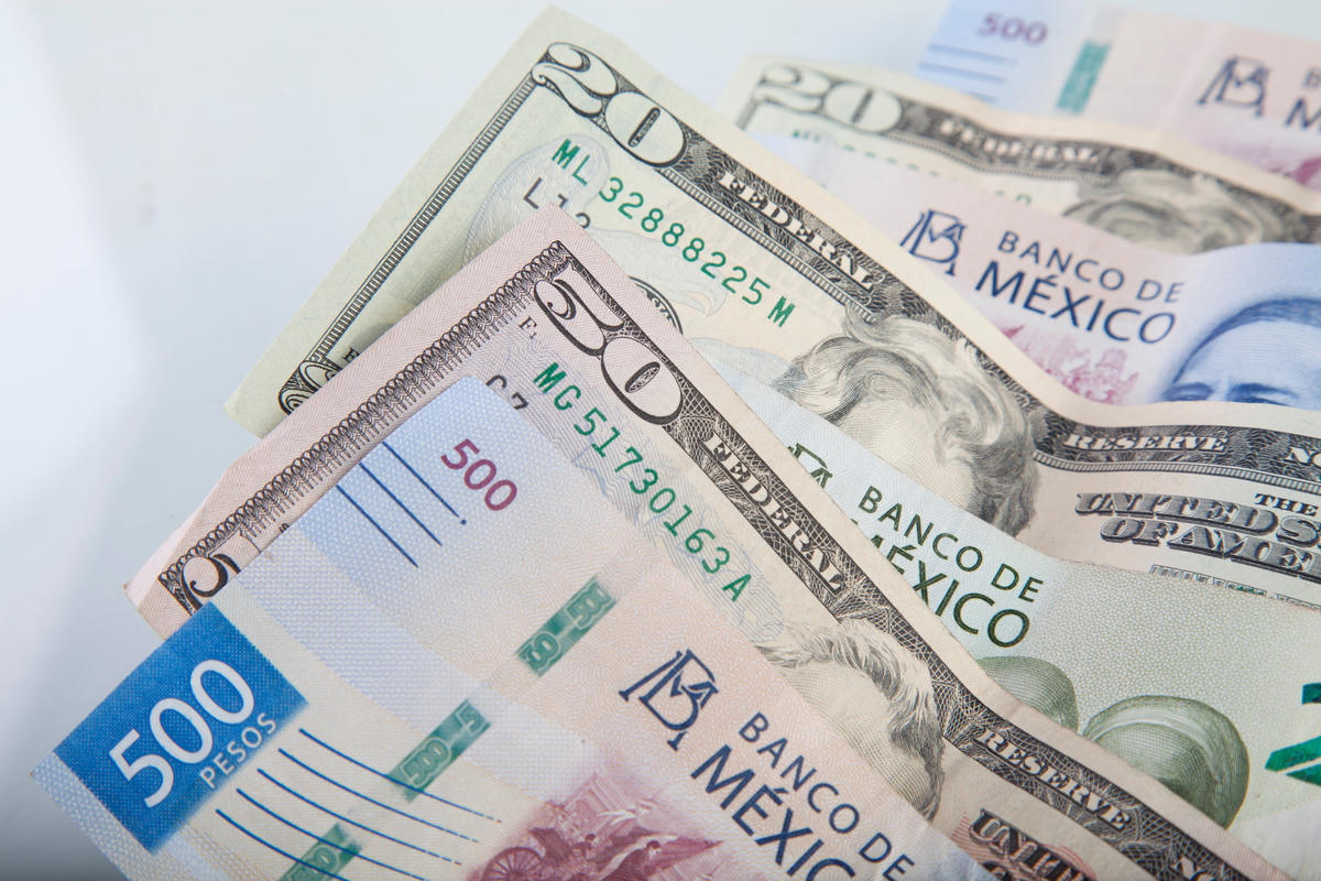 Billetes de 500 y 50 pesos mexicanos junto a dólares estadounidenses