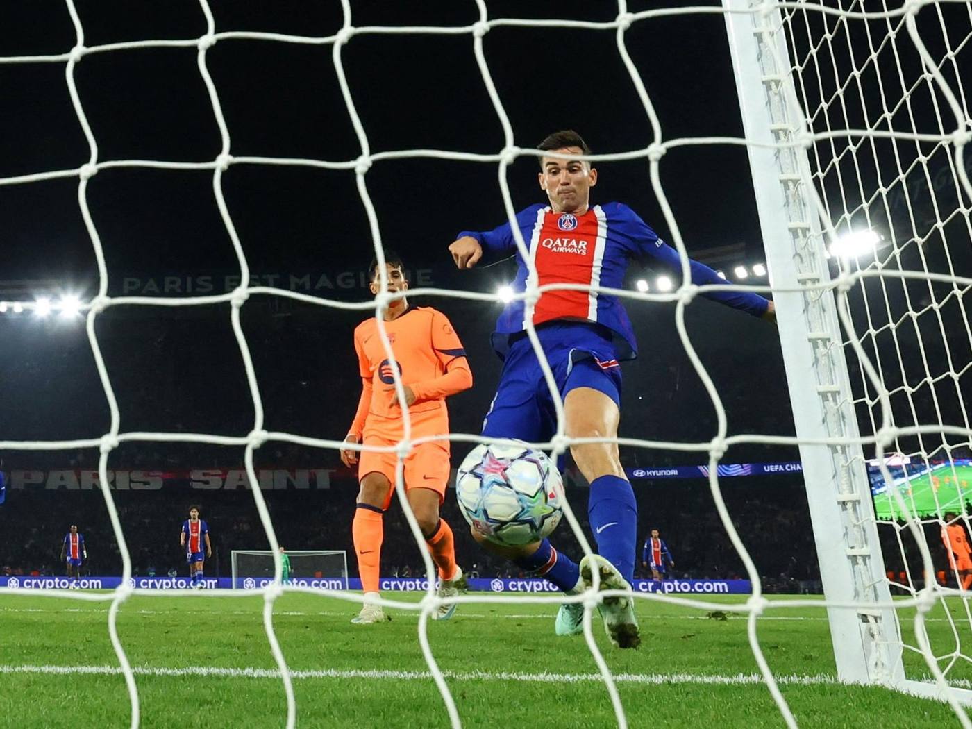 Un remate del PSG, anoche, ante el Barcelona.