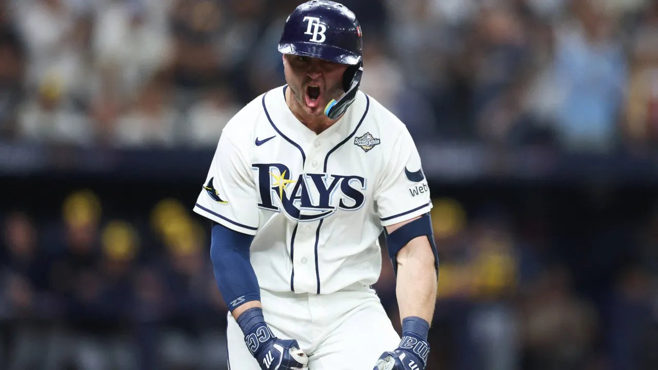 Ben Williamson, de los Rays, celebra el hit que cerró el juego 4.