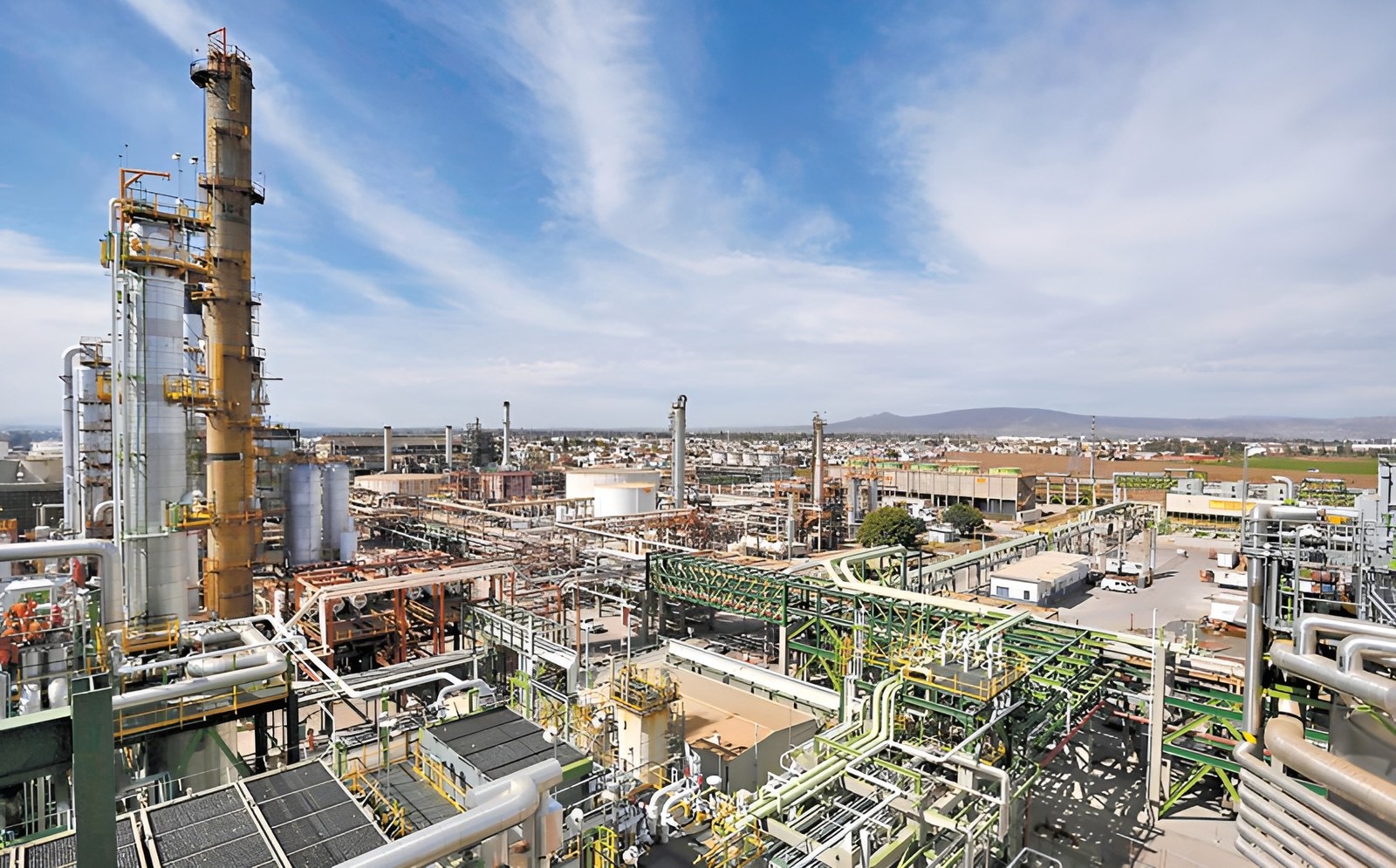 Refinería Ing. Antonio M. Amor en Salamanca, Guanajuato: torres, tanques y vapor, a color