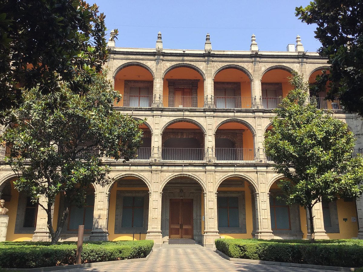 Patio del Antiguo Colegio de San Ildefonso, arcos de cantera y muros amarillos, a color