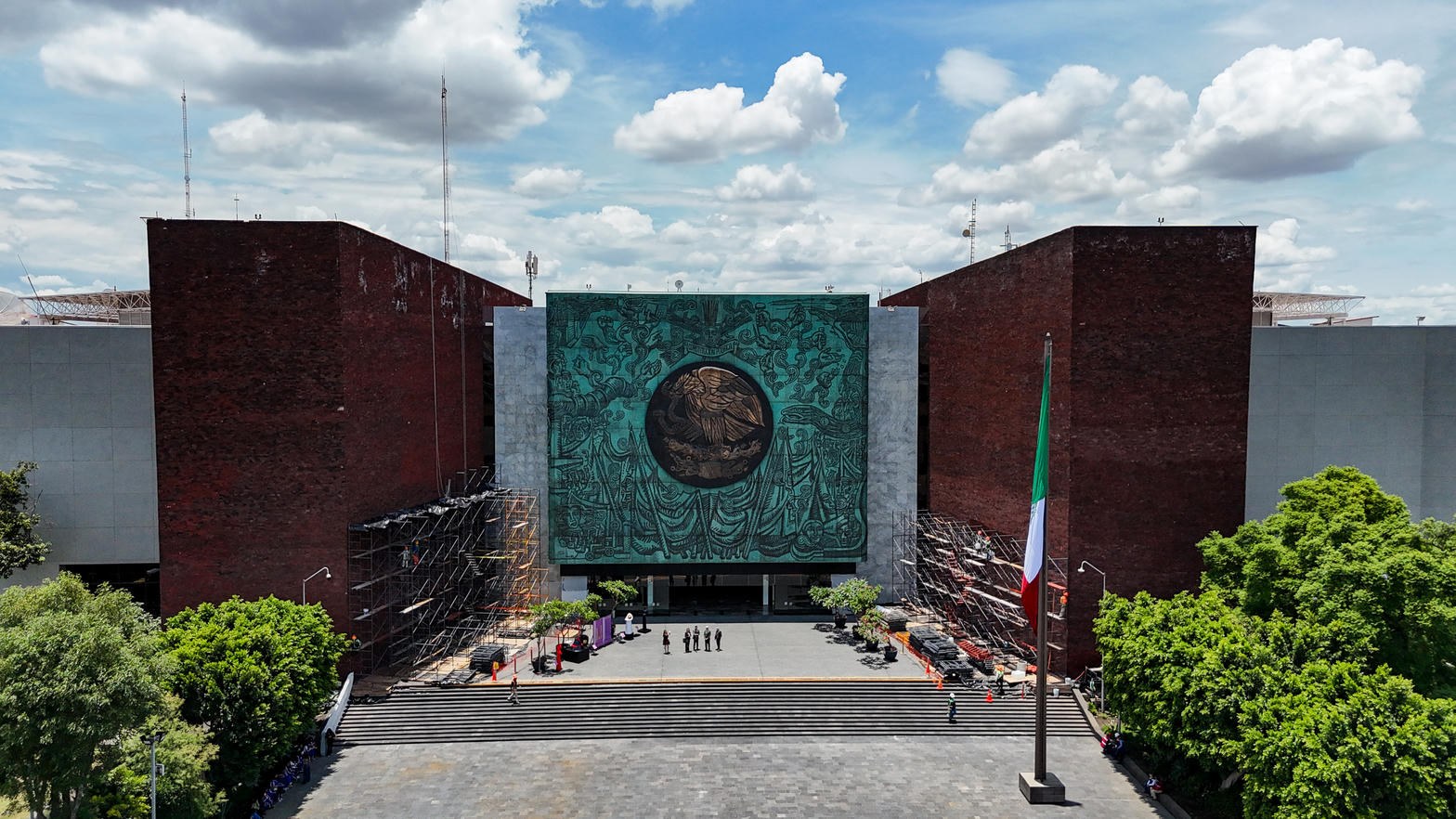 Palacio Legislativo de San Lázaro, mural del águila y bandera a color