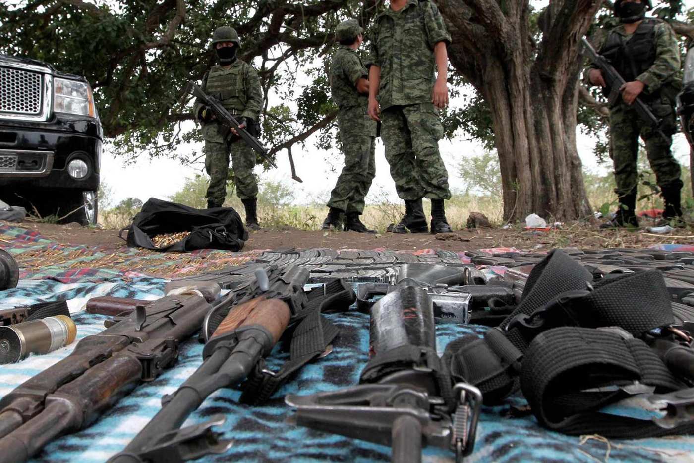 Elementos del Ejército Mexicano en un aseguramiento de armas.