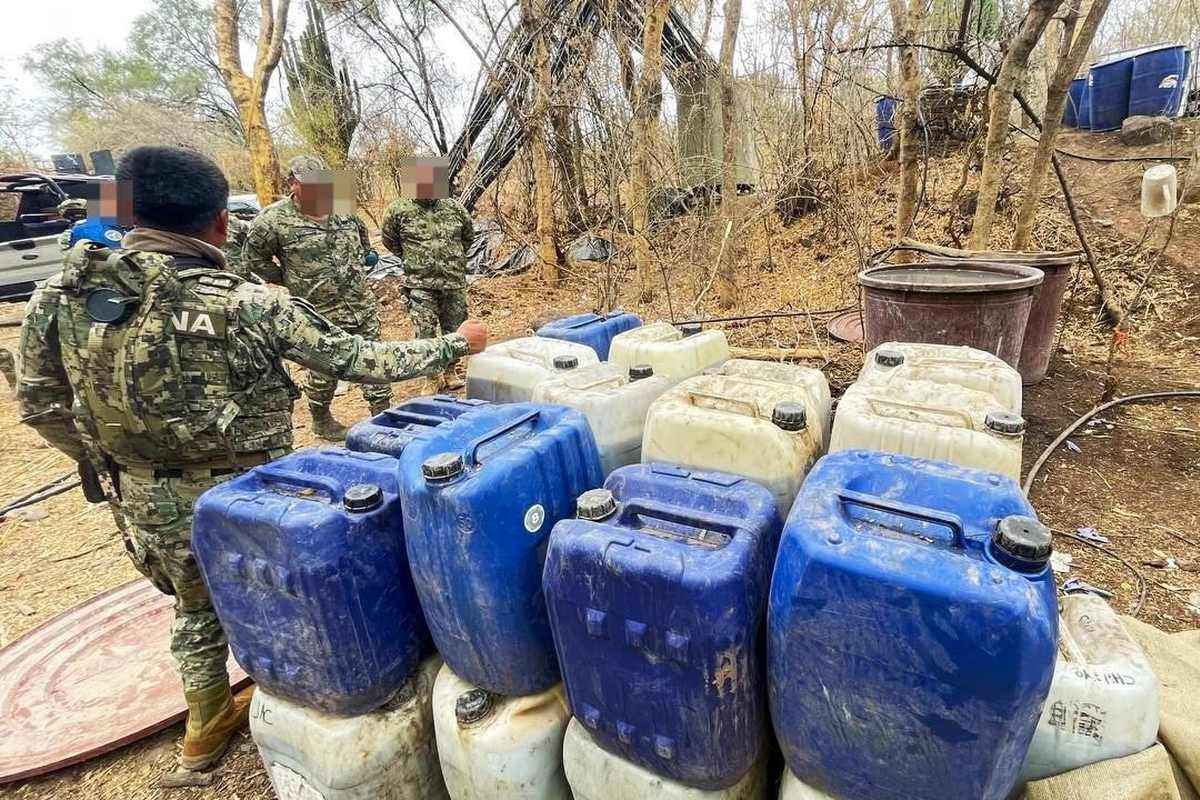 Marinos aseguran contenedores de precursores.