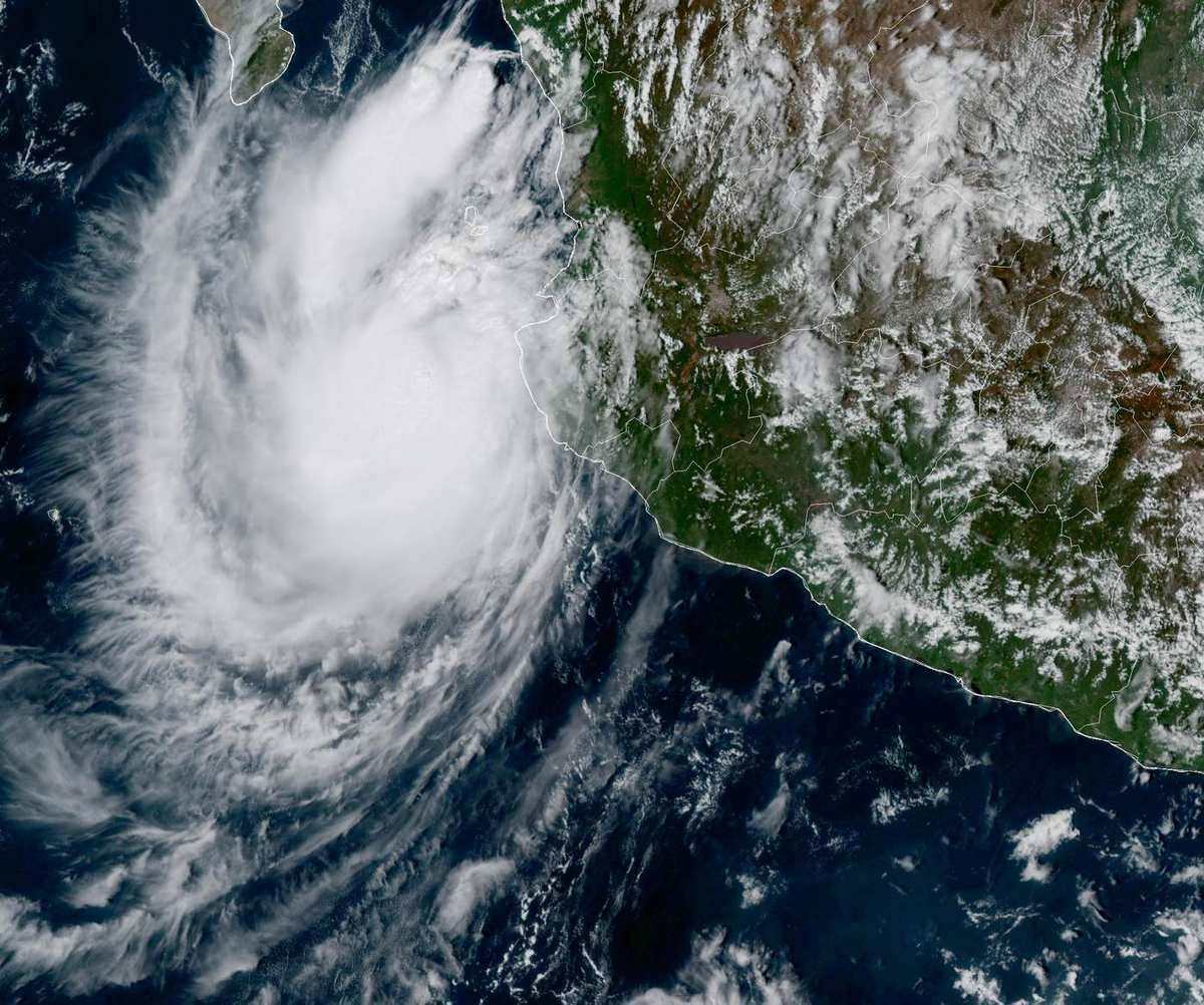 El huracán Simón sobre el Pacífico, este lunes.