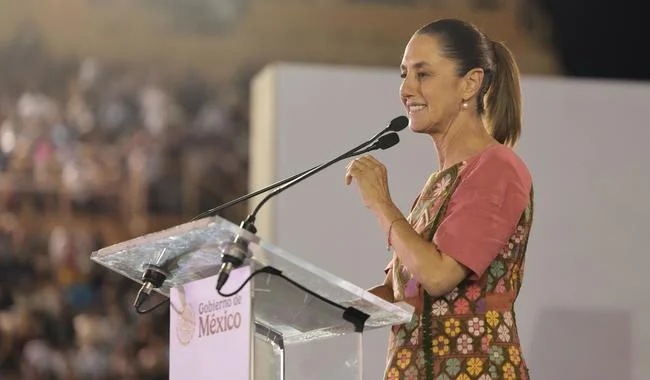 Claudia Sheinbaum en tribuna del Gobierno de México, huipil bordado, durante el acto en Oaxaca