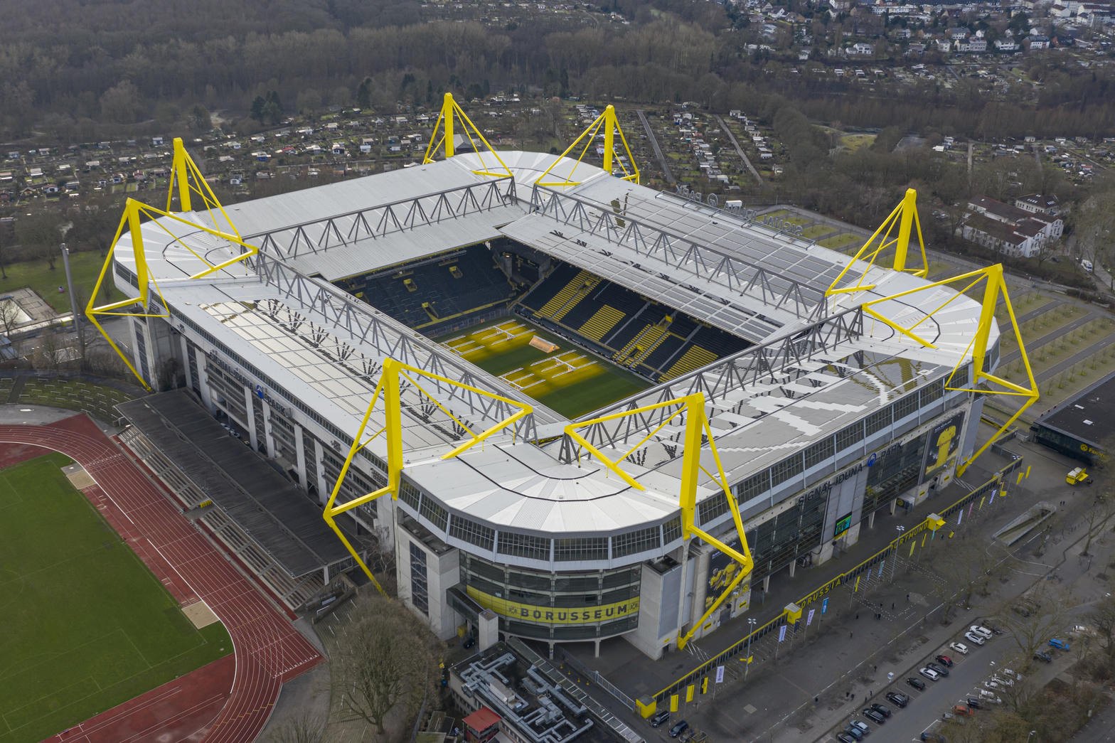 Signal Iduna Park aéreo, estructura amarilla y césped a color