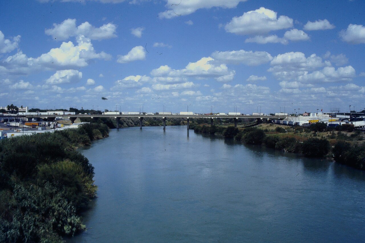 El río Bravo y un puente de la frontera.