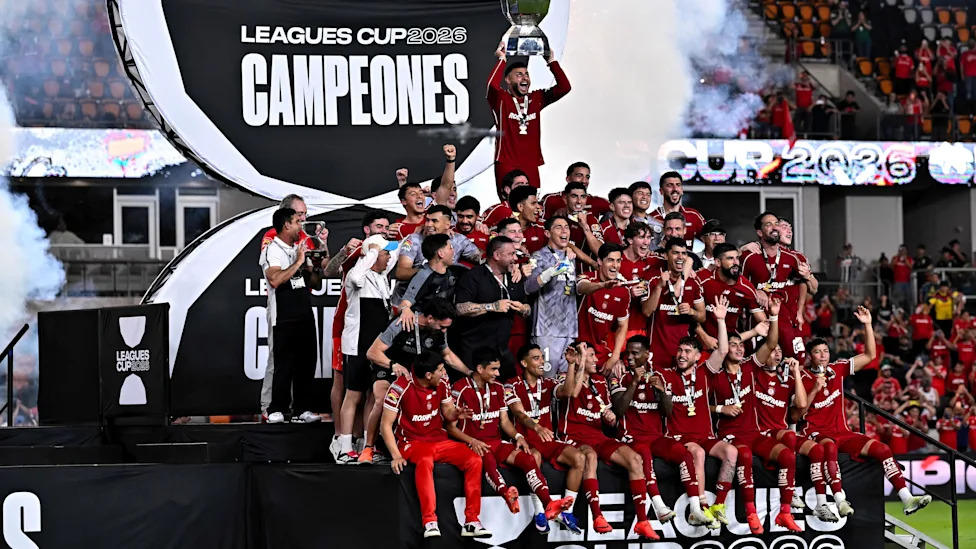 Jugadores de Toluca con el trofeo de la Leagues Cup 2026 en el Shell Energy Stadium