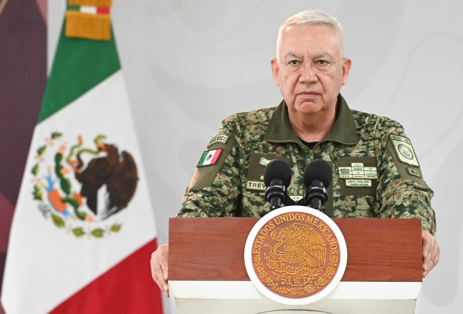 El general Ricardo Trevilla Trejo, de uniforme, informa en Irapuato; banderas y recinto a color