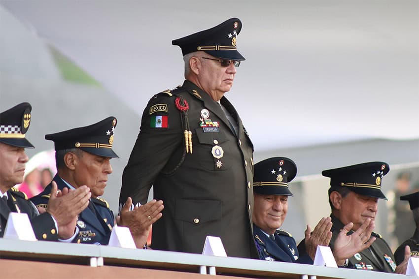 El general Ricardo Trevilla Trejo, titular de la Defensa, de uniforme, con el alto mando; banderas