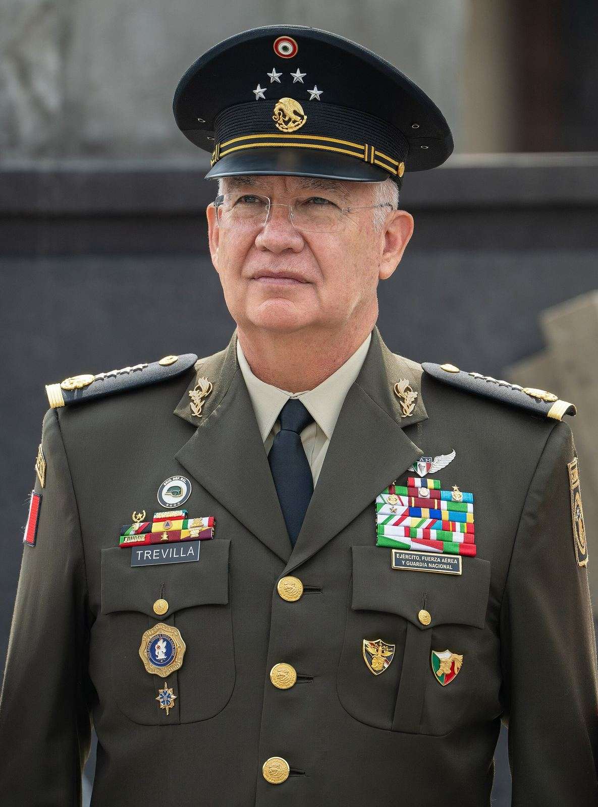 El general Ricardo Trevilla Trejo, titular de la Defensa, de frente