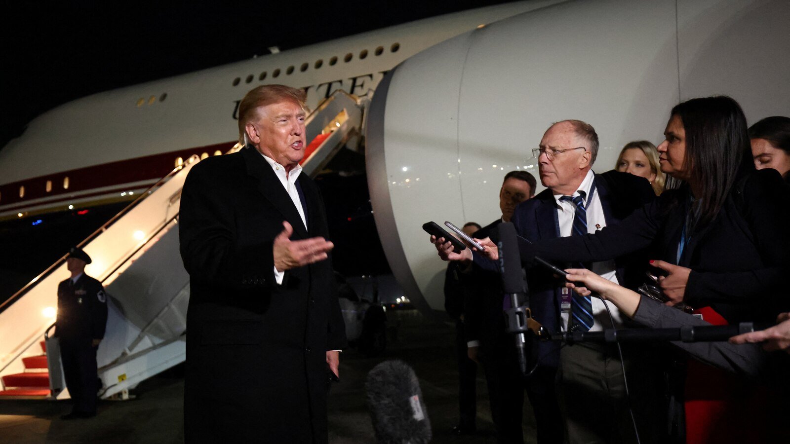 Donald Trump habla con la prensa junto al avión presidencial.