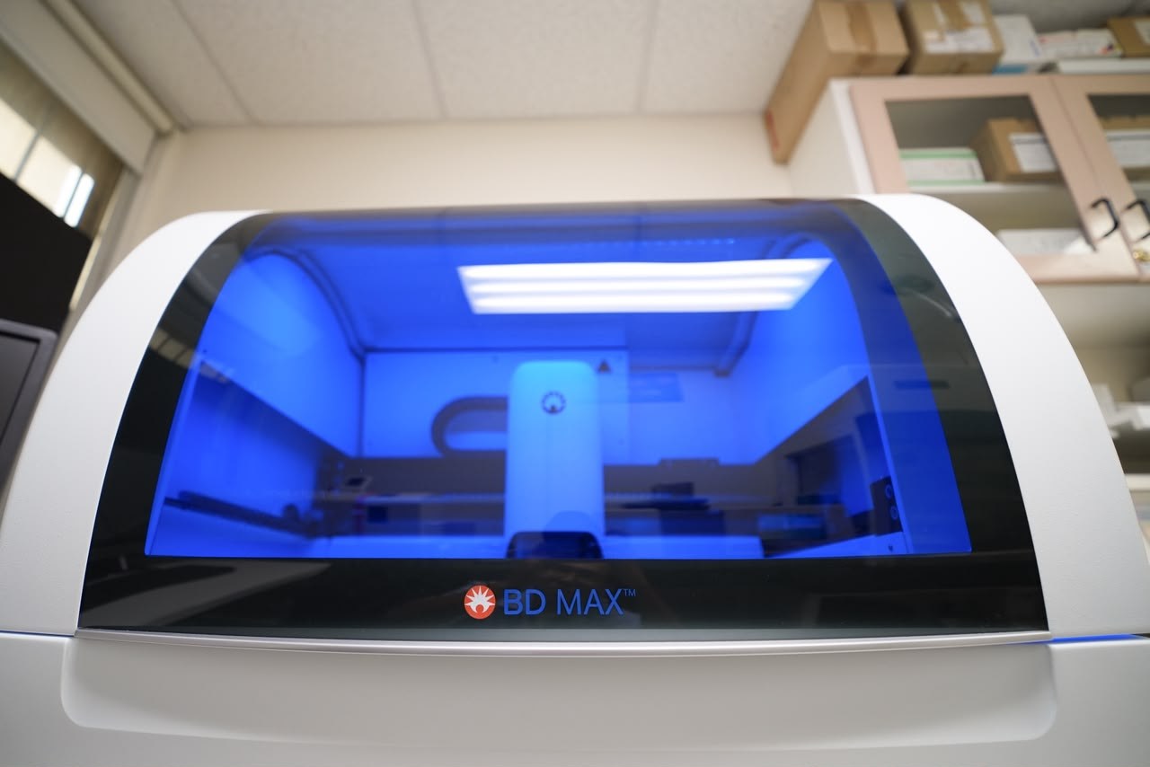 Plataforma BD MAX, cámara azul en laboratorio; logotipo BD MAX al frente. UABC, Ensenada