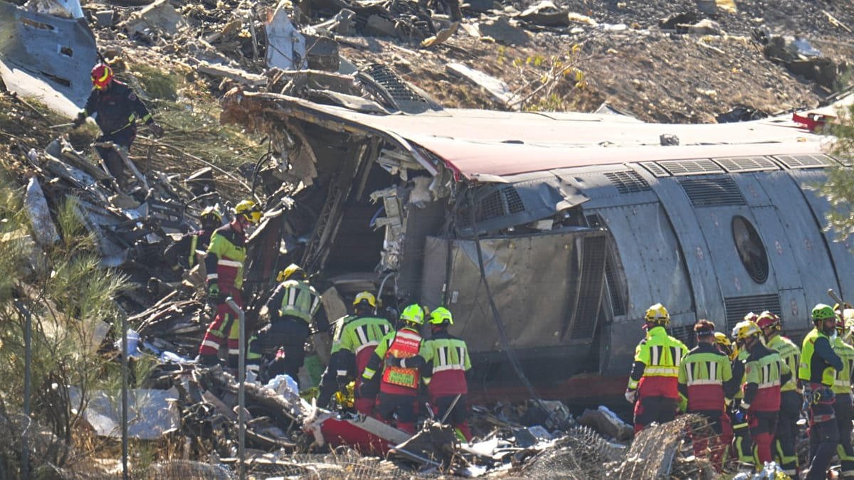 Servicios de emergencia junto a un vagón destrozado en Urda.