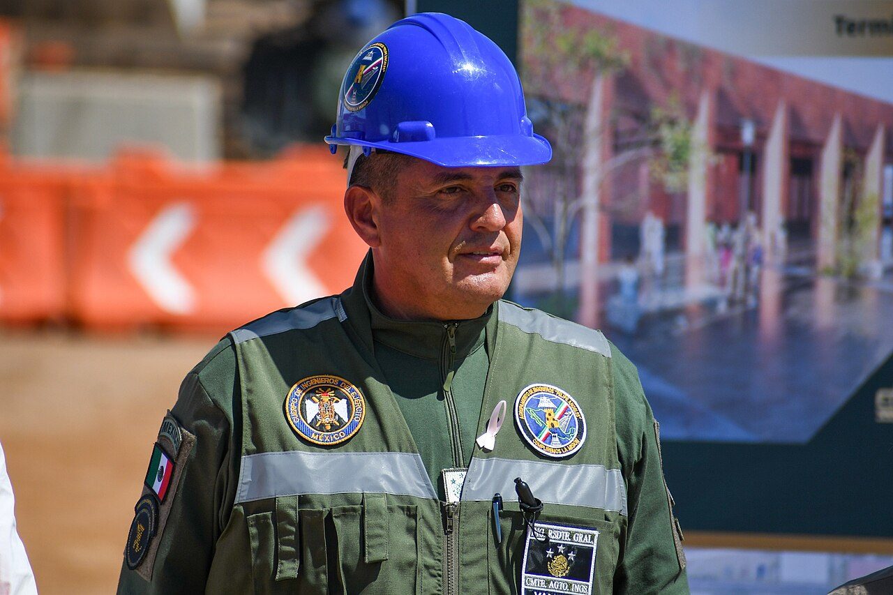 El general Gustavo Ricardo Vallejo Suárez, con casco, supervisa la obra del tren