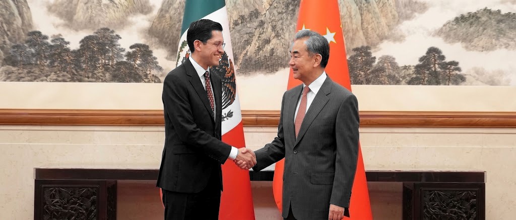 Velasco y Wang Yi en escala de grises; banderas de México y China y mural a color