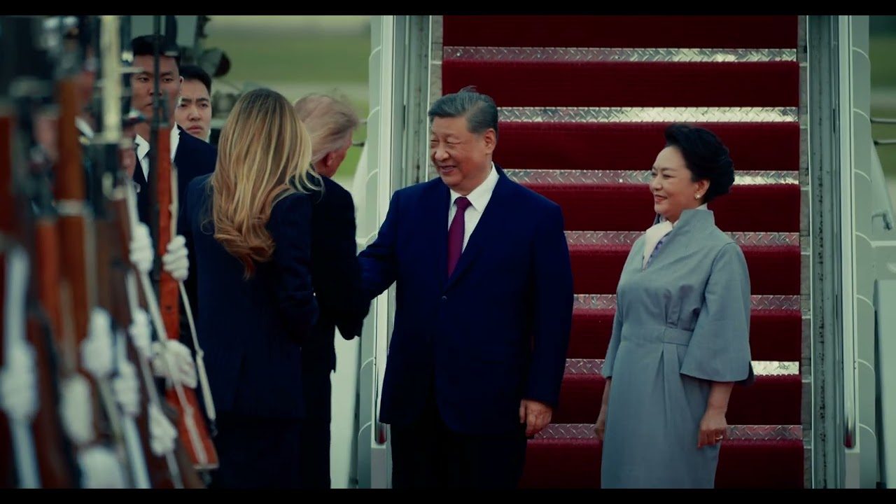 Xi Jinping y Peng Liyuan en la escalerilla del avión, en la base Andrews