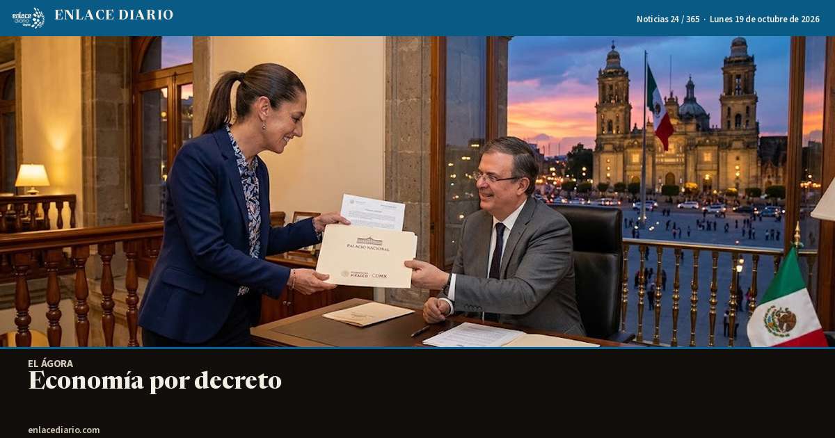 Claudia Sheinbaum entrega un documento a Marcelo Ebrard, en Palacio Nacional.