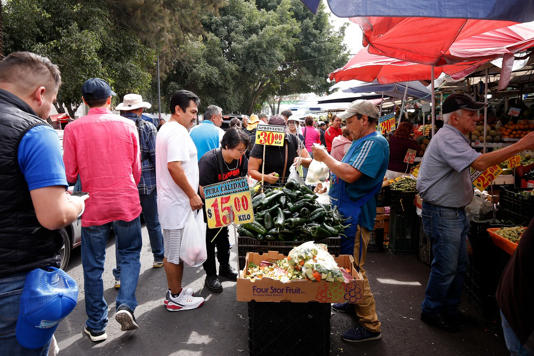 De acuerdo con cifras que dio a conocer este lunes el Inegi, la economía mexicana, medida a través del IOAE, avanzó 0.1 por ciento en enero con respecto a diciembre pasado, cuando en ese mes se contrajo 0.3 por ciento mensual. Foto María Luisa Severiano / Archivo