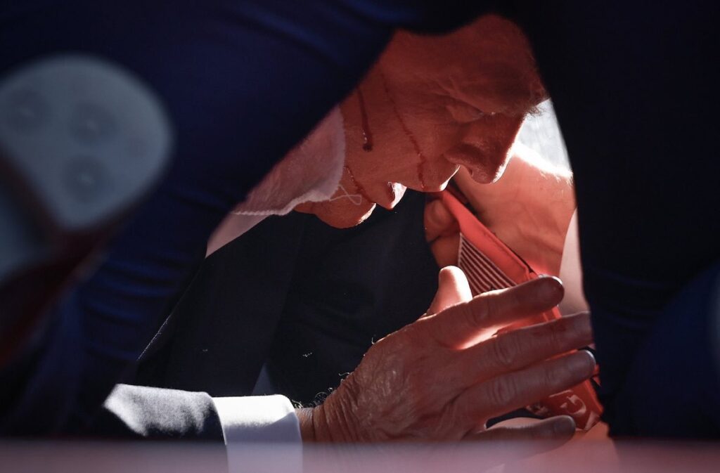 Trump aparece con sangre en la cara. El mitin político suspendido tras tiroteo