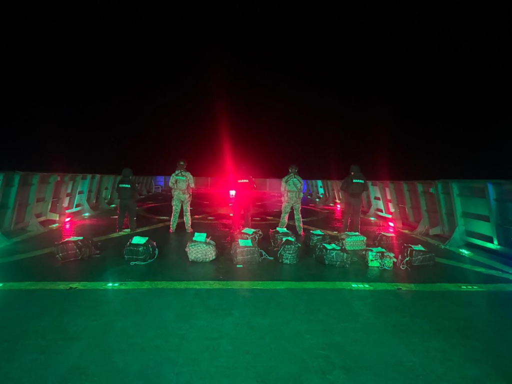 Marina asegura en la mar aproximadamente 590 kilogramos de presunta cocaína y detiene a dos presuntos infractores de la ley en Chiapas