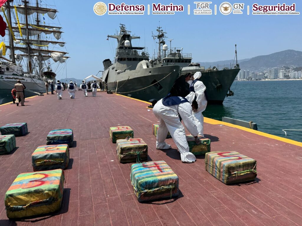 En costas de Guerrero se aseguraron alrededor de 1,800 kilos de cocaína en el mar.