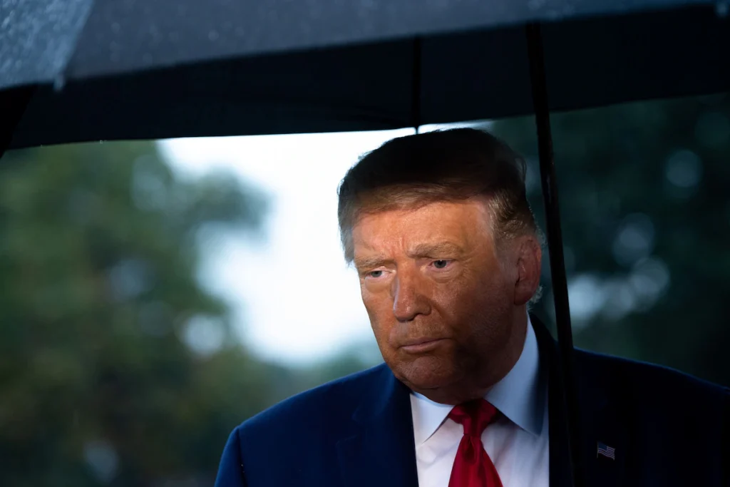 Aranceles, inflación y cierre de gobierno se ciernen sobre la economía mientras Trump esquiva las preguntas sobre la recesión.