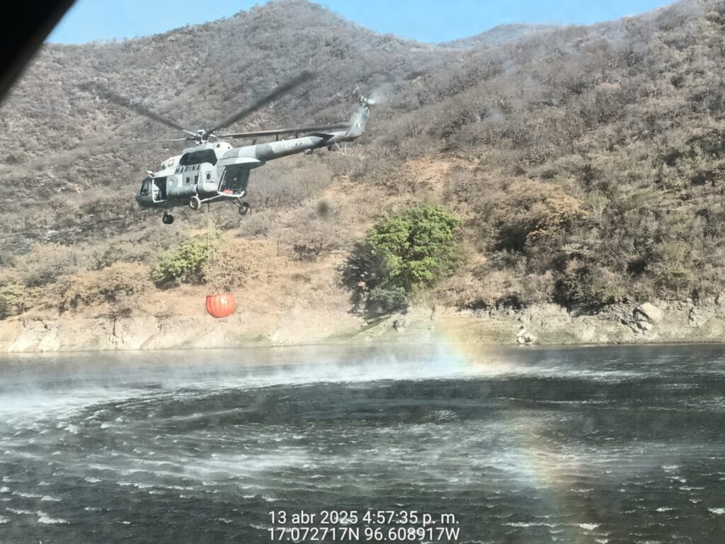 La Secretaría de Marina brinda apoyo aéreo en combate a incendios forestales en Oaxaca