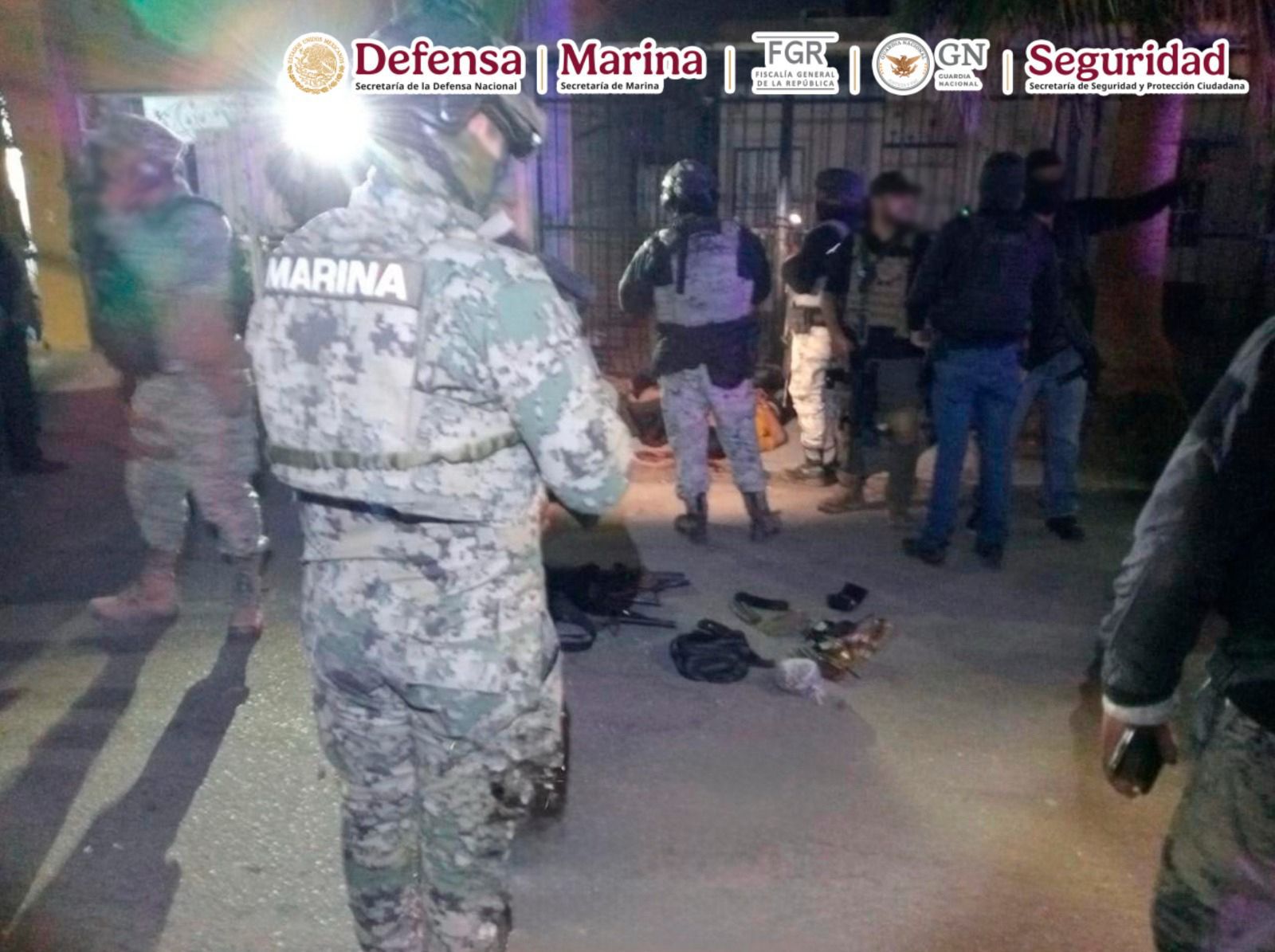 Tras ejecutar un cateo en Baja California sur, detienen a cuatro hombres y aseguran armamento.