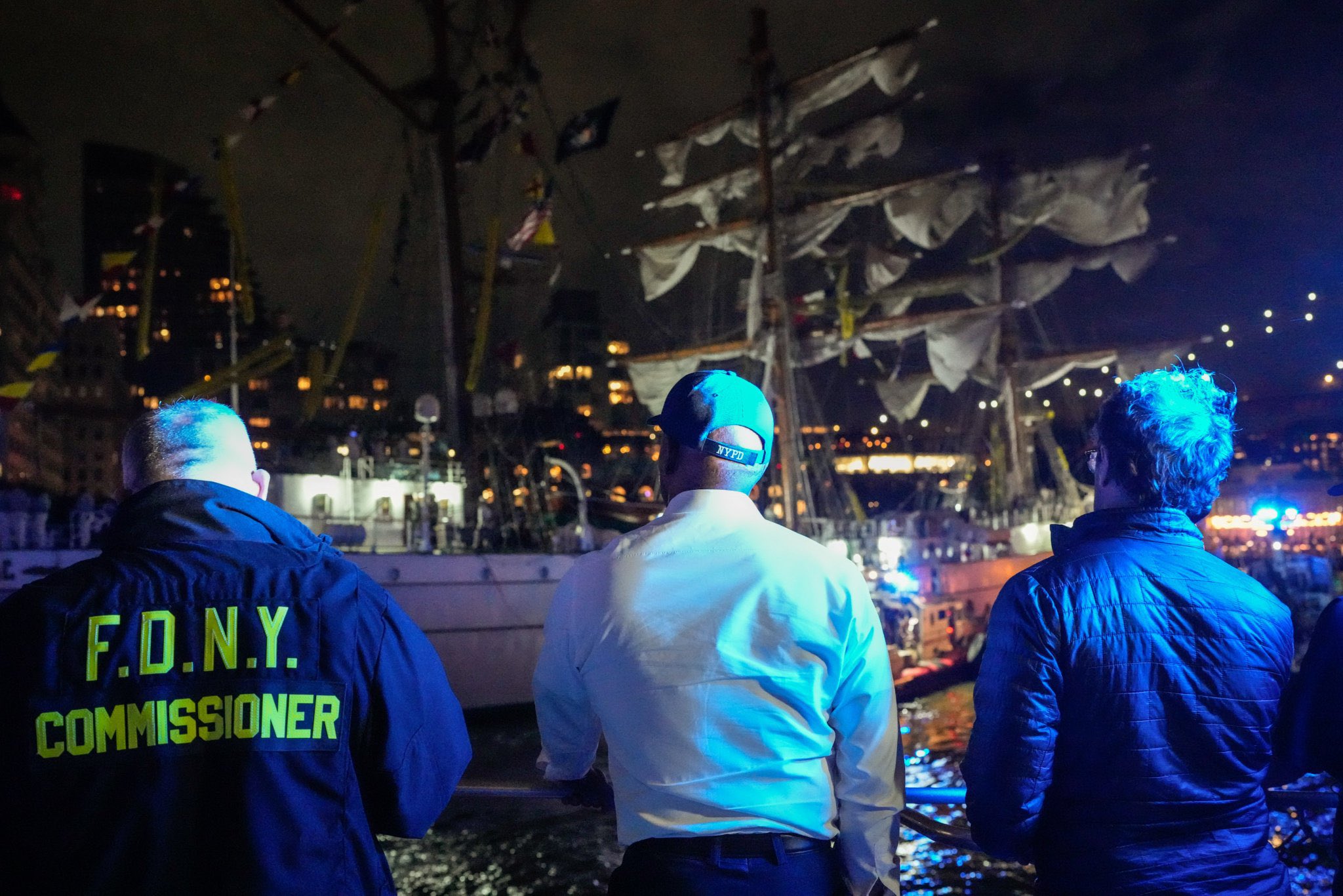 Buque escuela de la Armada de México colisiona con el puente de Brooklyn, dejando un saldo de al menos dos fallecidos y 19 heridos.