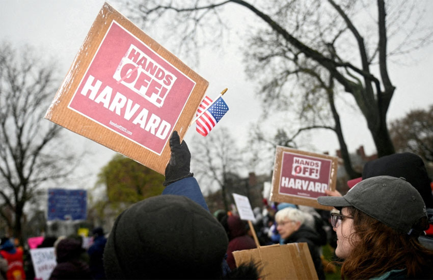 Un juez federal bloquea que el gobierno de Trump prohíba la inscripción de estudiantes extranjeros en Harvard