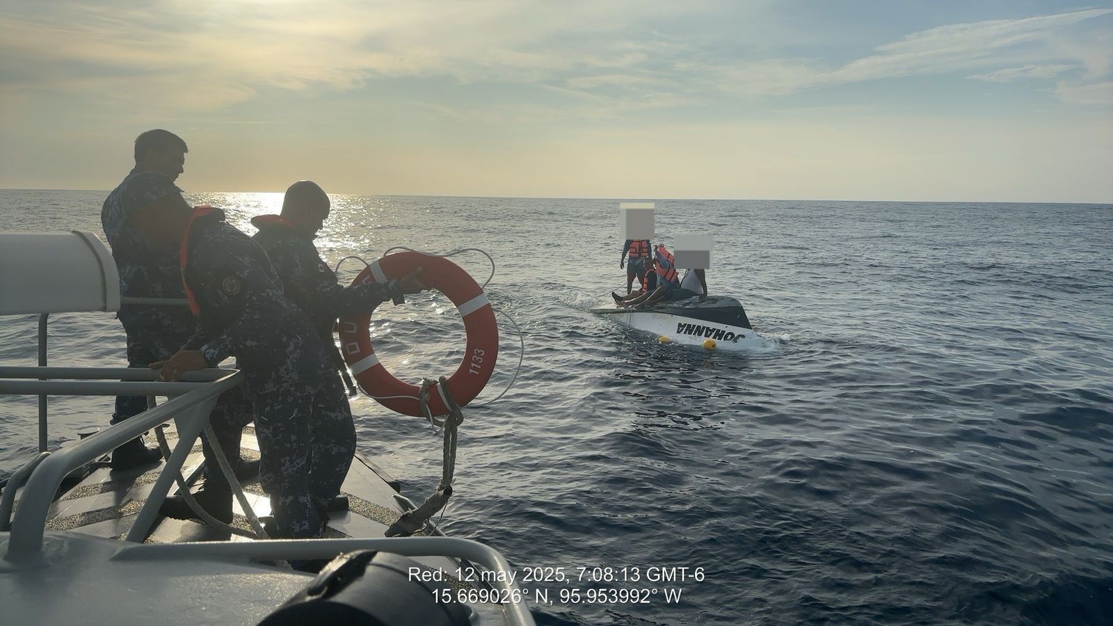 Personal de la Armada de México rescató a cuatro tripulantes de una embarcación que naufragó en inmediaciones del Puerto de Huatulco, Oaxaca