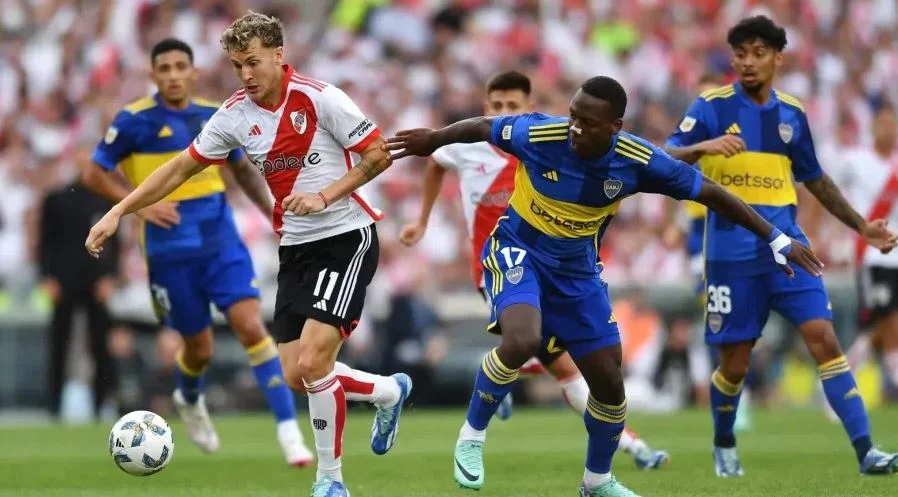 La liga argentina expone la realidad de Boca Juniors y River Plate antes del Mundial de Clubes.
