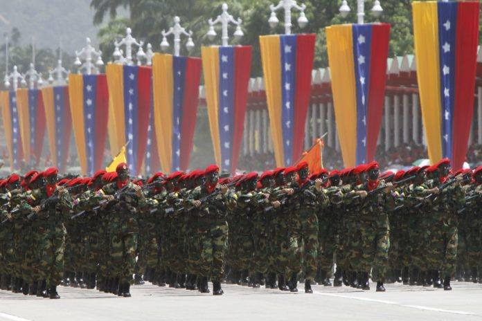 Venezuela despliega su Armada en respuesta al acecho militar de Estados Unidos.